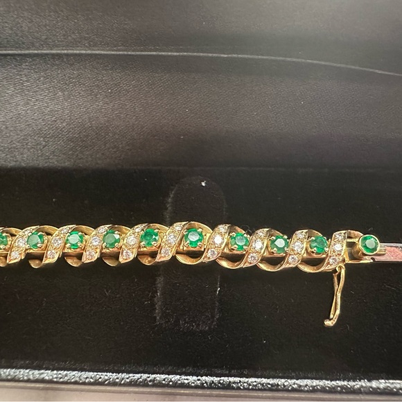 Gubelin (swiss brand) Elegant 18k Gold and Green Emerald Bracelet- 32.7grams - Picture 2 of 10